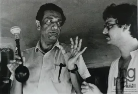Satyajit Ray - Briefing Saumitra Chatterjee On Location For Asani Sanket - Bengali Movie Collection